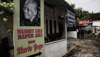 Mbah Marto memanfaatkan aera rumahnya untuk berjualan mangut lele. Meski warungnya tersembunyi, warung milik Mbah Marto ini terbilang cukup luas.