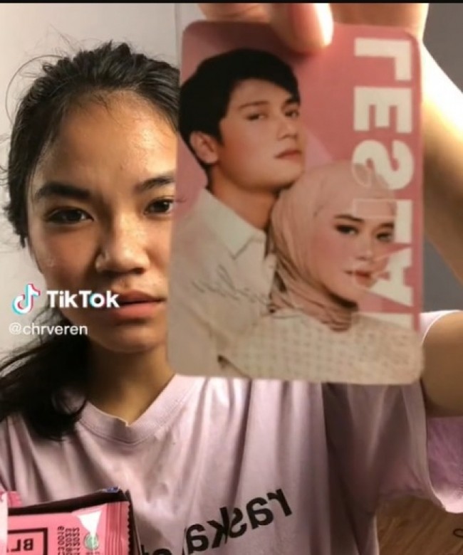 Yang satu ini malah dapat postcard foto Lesti Kejora dan Rizky Billar. Apa mungkin sekarang Lesti dan Billar sudah tergabung dalam member BLACKPINK? Foto: tiktok.com/chrveren
