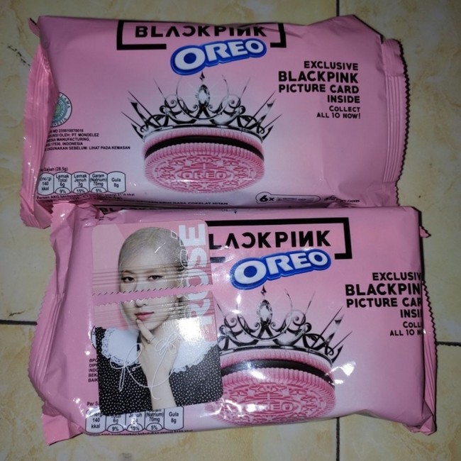 Mungkin beli Oreo BLACKPINK-nya masih ngutang, makanya dapet hadiah postcard-nya juga dicicil. Nyesek banget deh pasti kalau dapat yang terbelah dua kayak gini. Foto: Twitter