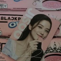 Baru tahu kalau member BLACKPINK ada yang namanya Oosir. Apes banget deh sekalinya fotonya sudah benar malah tulisan namanya yang kebalik. Foto: Twitter