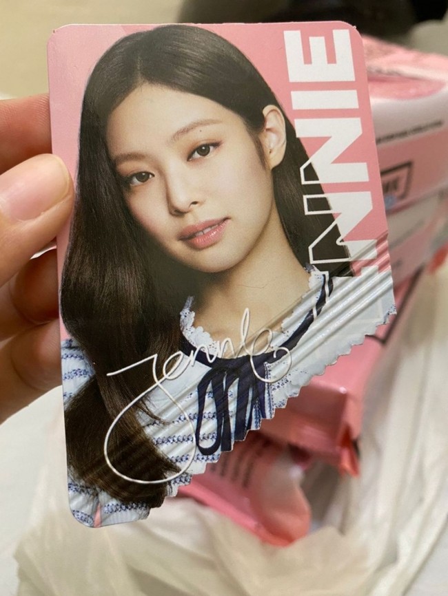 Cuma bisa nyesek kalau lihat postcard yang diterima bentuknya seperti ini. Definisi sakit tapi tak berdarah nggak sih kalau gini? Foto: Twitter