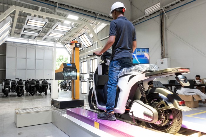 Proses produksi motor listrik Charged Indonesia di Cikupa, Tangerang, Banten.