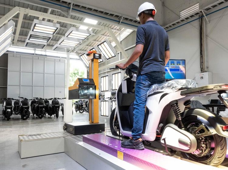 Pabrik Motor Charged Indonesia Tanpa Listrik PLN: 4 Menit Keluar 1 Motor