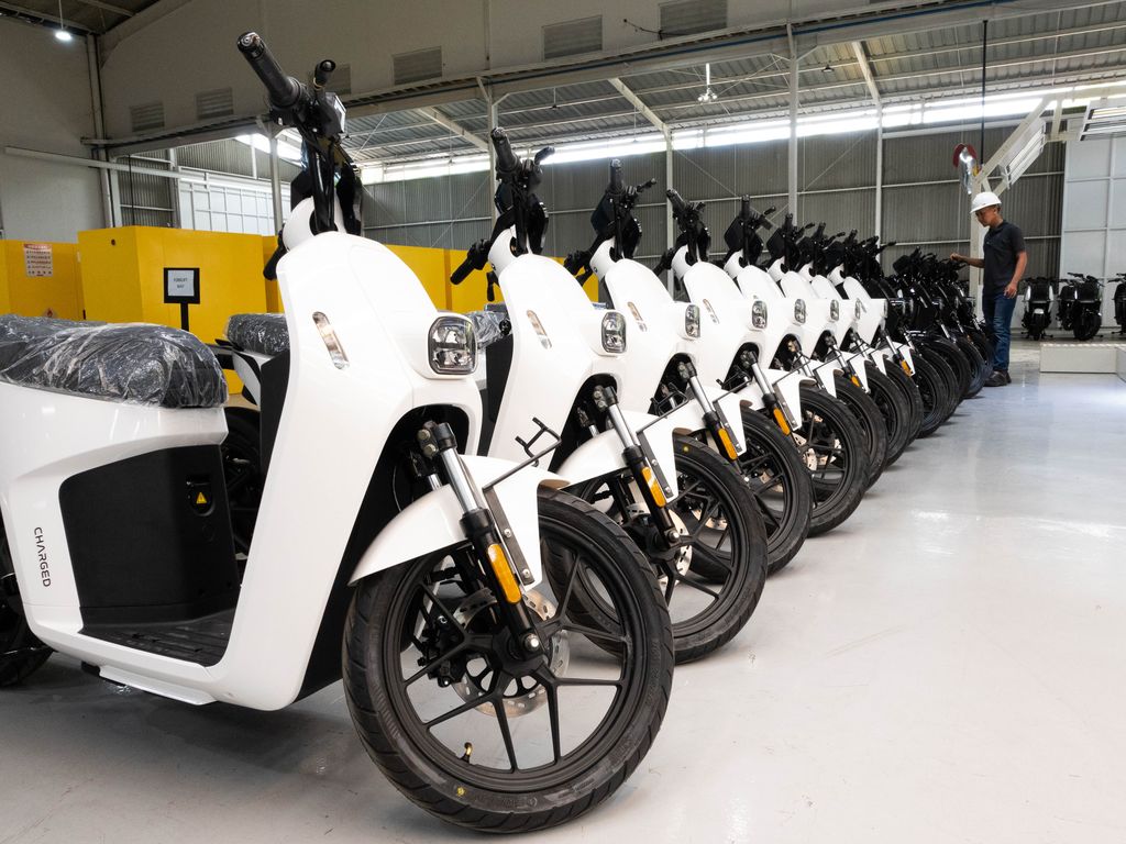 Proses produksi motor listrik Charged Indonesia di Cikupa, Tangerang, Banten.
