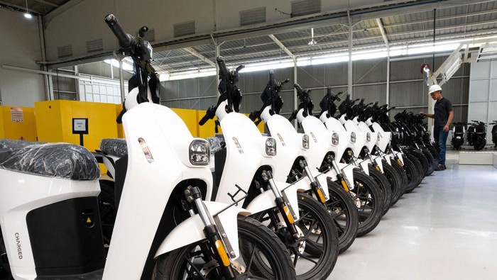 Pabrik Charged Indonesia di Cikupa, Tangerang, Banten Proses produksi motor listrik Charged Indonesia di Cikupa, Tangerang, Banten.