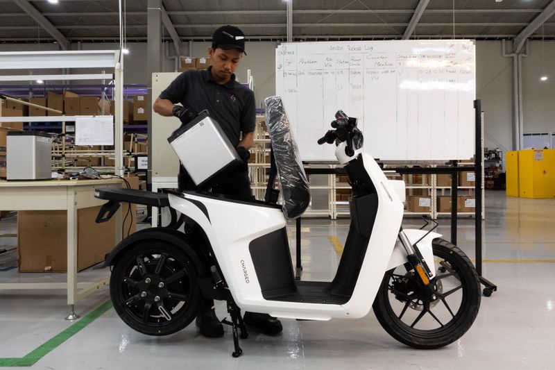 Proses produksi motor listrik Charged Indonesia di Cikupa, Tangerang, Banten.