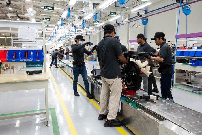 Proses produksi motor listrik Charged Indonesia di Cikupa, Tangerang, Banten.