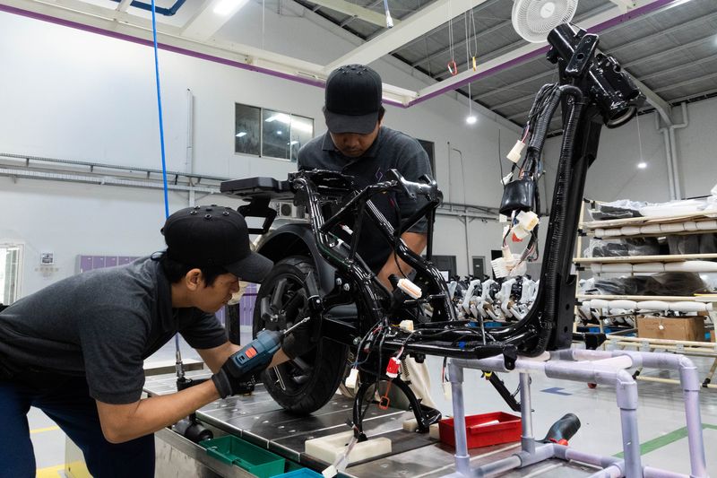 Proses produksi motor listrik Charged Indonesia di Cikupa, Tangerang, Banten.
