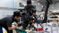 Proses perakitan motor listrik Charged Indonesia. Setelah VIN Number dicetak selanjutnya pemasangan komponen di rangka. Foto: Dok. Charged Indonesia