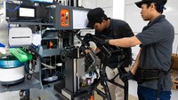 Proses pencetakan VIN Number. Foto: Dok. Charged Indonesia