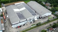 Pabrik ini menggunakan panel surya berkapasitas 150 kW dan battery energy storage 612 kW. Jumlah listrik ini diklaim sudah bisa menghidupi aktivitas pabrik. Foto: Dok. Charged Indonesia