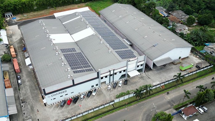 Proses produksi motor listrik Charged Indonesia di Cikupa, Tangerang, Banten.