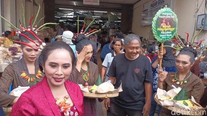Para pedagang dan seniman gelar tumpengan di halaman Pasar Gede Solo. Selasa (6/12/2022.