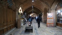 Dilaporkan gelombang demonstrasi di Iran akibat kematian Mahsa Amini semakin mengerikan. Kematian wanita itu disebut-sebut terjadi setelah beberapa hari ditahan oleh polisi moral di Iran atas tindakan tidak mematuhi aturan hijab negara. Tepatnya, polisi mengatakan hijab Mahsa Amini terlalu longgar.