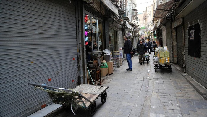Pedagang di Iran Kompak Tutup Toko, Ada Apa? TEHRAN, IRAN - DECEMBER 6: A view after shopkeepers went on a three-day shutter down strike as part of Mahsa Amini protests in Tehran, Iran on December 6, 2022. (Photo by Fatemeh Bahrami/Anadolu Agency via Getty Images)