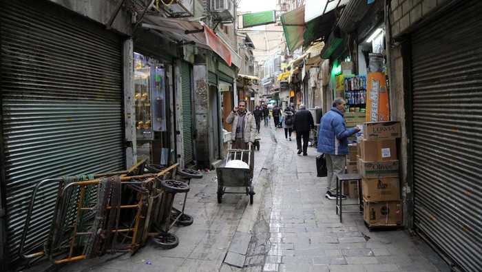 Pedagang di Iran Kompak Tutup Toko, Ada Apa? TEHRAN, IRAN - DECEMBER 6: A view after shopkeepers went on a three-day shutter down strike as part of Mahsa Amini protests in Tehran, Iran on December 6, 2022. (Photo by Fatemeh Bahrami/Anadolu Agency via Getty Images)