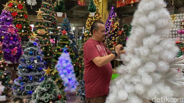 Pedagang saat menghias pohon natal di Pusat Pasar Medan. (Kartika Sari/detikSumut)