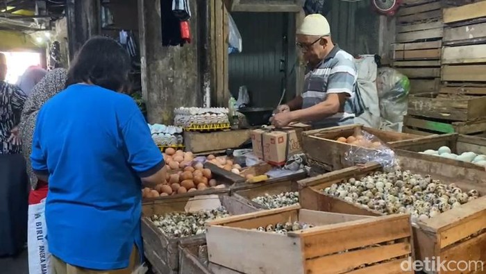 Pedagang telur ayam di pasar tradisional Banjarnegara, Selasa (6/12/2022).