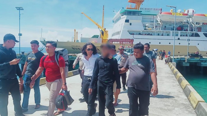 Pelaku KDRT berinisial KW diamankan Satreskrim Polres Anambas di atas kapal KM Sabuk Nusantara saat akan melarikan diri. (Foto: Dok Polres Anambas)
