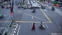 Pengendara yang satu ini nekat putar balik. Padahal, sudah ada rambu larangan putar balik dan belok di situ, kok nekat melanggar ya? (Foto: Deny Prastyo Utomo/detikJatim)