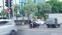 Pak, kok berhenti di tengah jalan begitu sih? Hati-hati, ingat keselamatan di jalan ya! (Foto: Deny Prastyo Utomo/detikJatim)