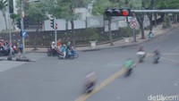 Sama juga seperti dua motor di perempatan Jalan Urip Sumoharjo ini. Lain kali berhenti di belakang garis marka ya! (Foto: Deny Prastyo Utomo/detikJatim)