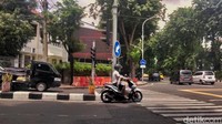 Motor ini dobel melanggar. Sudah berhenti di zebra cross, melawan arus pula. Lain kali lebih tertib ya, pak! (Foto: Deny Prastyo Utomo/detikJatim)