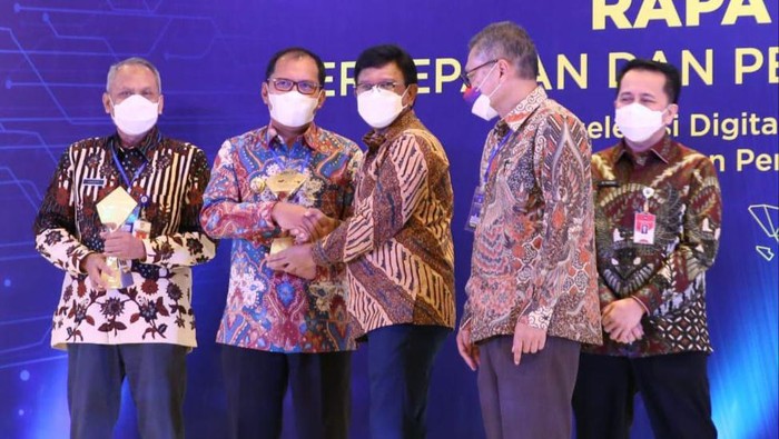 Pemkot Makassar meraih penghargaan TP2DD terbaik di Indonesia Timur.