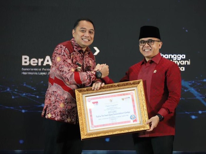 Pemkot Surabaya mendapat penghargaan dari Kemenpan RB.
