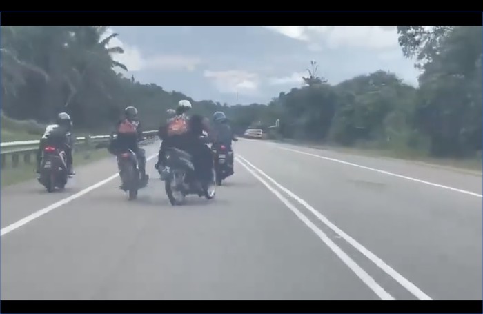 Pemotor Ngobrol di Tengah Jalan Berujung Kecelakaan