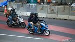 Duh! Pemotor Tanpa Helm Cuek Melintas di Jalan Protokol Jakarta