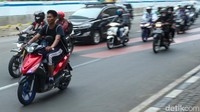 Selain tak menggunakan helm salah satu pemotor juga nampak tak dilengkapi dengan plat kendaraan bermotor.