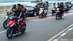 Duh! Pemotor Tanpa Helm Cuek Melintas di Jalan Protokol Jakarta