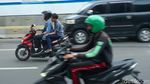 Duh! Pemotor Tanpa Helm Cuek Melintas di Jalan Protokol Jakarta