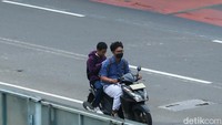 Kendati demikian tampaknya tidak semua pelanggaran lalu lintas dikenakan tilang manual. Saat dikonfirmasi, Dirlantas Polda Metro Jaya Kombes Latif Usman menyebut tilang manual itu menyasar pengendara yang mengakali pelat nomor.
