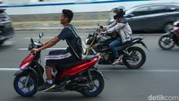 Tilang manual memang tidak sepenuhnya dihapuskan. Sebelumnya Kapolri Jenderal Listyo Sigit Prabowo lewat instruksinya menyebutkan bahwa ketika ada yang melanggar lalu lintas harus diberikan teguran, edukasi, baru kemudian dilepas. Kemudian tindakan penilangan dimaksimalkan lewat tilang ETLE. Namun ada pengecualian, bila pelanggaran tersebut berpotensi menimbulkan kecelakaan maka petugas diperbolehkan melakukan tilang manual.