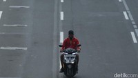 Pemotor melintas di jalan M.H Thamrin, Jakarta, Selasa (6/12/2022).