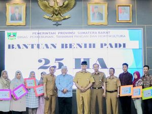 Pemprov Sumbar Bagikan Ratusan Ton Benih Padi dan Jagung ke Petani