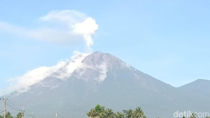 penampakan semeru Selasa (6/12/2022)