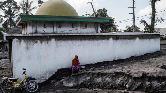 Gunung Semeru erupsi pada Minggu (4/12/2022) lalu. Bahkan, material vulkanik akibat erupsi Semeru menimbun Desa Kajar Kuning.