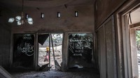 Sebagian warga terlihat kembali ke rumah untuk mengevakuasi barang-barangnya. Seperti diketahui, Gunung Semeru masih menunjukkan aktivitas erupsi sejak Minggu (4/12) hingga hari ini Selasa (6/12).