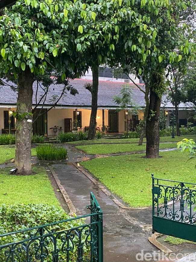 Pendopo Agung Kedaton Ambarrukmo merupakan cagar budaya yang dikelola oleh Royal Ambarrukmo dengan pengawasan Keraton Yogyakarta. Bangunan hingga taman asli tetap terjaga dan terawat. Bahkan sembilan pohon yang ditanam di Royal Garden, taman yang menjadi cikal bakal pendopo, masih berdiri kokoh meski sudah berusia ratusan pohon. Pohon tersebut di antaranya kemuning, beringin putih, dan puntadewa. Sembilan sendiri melambangkan angka tertinggi dalam budaya Jawa. (Foto: Daniel Ngantung/detikcom)