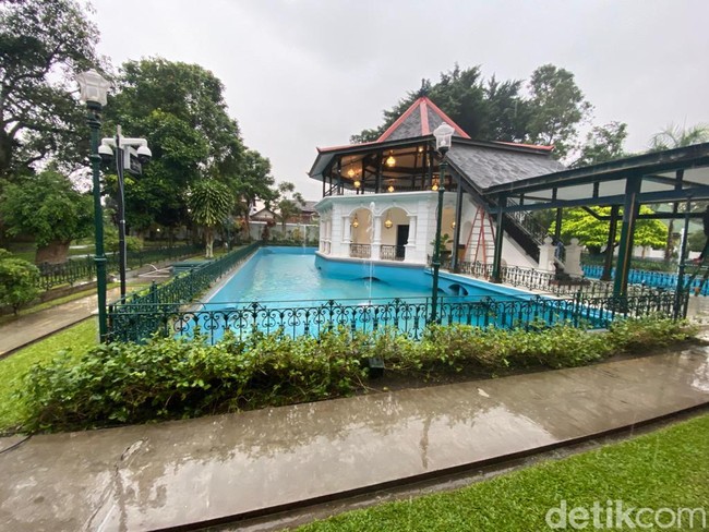 Bale Kambang yang berada di belakang pendopo punya cerita unik tersendiri. Herman mengungkapkan, tempat ini menjadi favorit penghuninya untuk bersantai. Bukan cuma karena pemandangan langsung ke gunung merapi. Di bangunan berbentuk segi 8 ini, konon katanya, Hamengkubuwono VII bersemedi sementara para selirnya mandi di kolam. (Foto: Daniel Ngantung/detikcom)