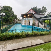 Bale Kambang yang berada di belakang pendopo punya cerita unik tersendiri. Herman mengungkapkan, tempat ini menjadi favorit penghuninya untuk bersantai. Bukan cuma karena pemandangan langsung ke gunung merapi. Di bangunan berbentuk segi 8 ini, konon katanya, Hamengkubuwono VII bersemedi sementara para selirnya mandi di kolam. (Foto: Daniel Ngantung/detikcom)