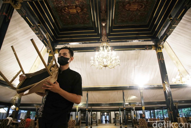 Dibangun pada 1856, semasa kekuasaan Hamengkubuwono II, pendopo ini merupakan salah satu situs bersejarah di Yogyakarta yang tak lekang sampai saat ini. Interior yang kental dengan nuansa Jawa klasik yang mewah masih terasa meskipun lokasinya yang berada di kawasan yang terintegrasi dengan Hotel Royal Ambarrukmo dan pusat perbelanjaan modern di Yogyakarta. (Foto: Pradita Utama/detikcom)