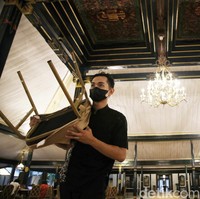 Dibangun pada 1856, semasa kekuasaan Hamengkubuwono II, pendopo ini merupakan salah satu situs bersejarah di Yogyakarta yang tak lekang sampai saat ini. Interior yang kental dengan nuansa Jawa klasik yang mewah masih terasa meskipun lokasinya yang berada di kawasan yang terintegrasi dengan Hotel Royal Ambarrukmo dan pusat perbelanjaan modern di Yogyakarta. (Foto: Pradita Utama/detikcom)