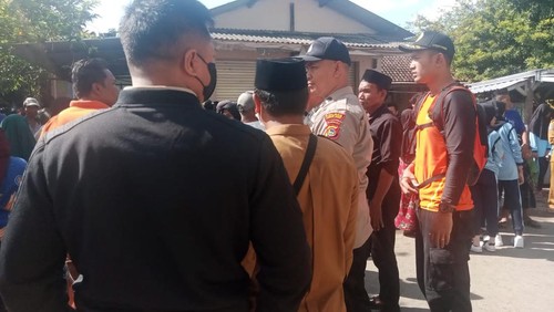 Suasana di sekitar lokasi penemuan jenazah siswa tenggelam di Sungai Ketirek, Lembar, Lombok Barat Selasa (6/12/2022).