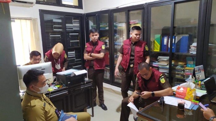 Jaksa saat menggeledah kantor PSDA Sumsel. (Foto: Istimewa)