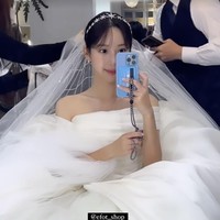 Di hari pernikahannya, pemilik nama asli Kim Na Young itu terlihat anggun memakai gaun pengantin berwarna putih dengan tambahan head piece dan veil panjang. Yaongyi melangsungkan pernikahan mewah yang dihadiri keluarga dan kerabat terdekatnya di The Westin Josun Seoul. Foto: Instagram