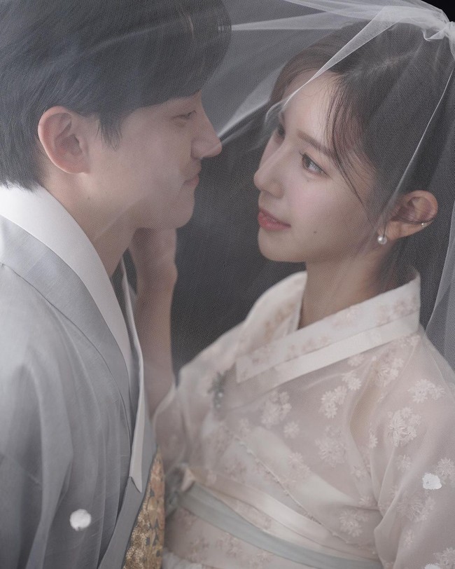 Hingga kini pembaca setianya ramai mengucapkan selamat atas pernikahannya. Yaongyi dan Jeon Seon Wook pun disebut-sebut pasangan webtoon True Beauty versi nyata karena berakhir di pelaminan. Foto: Instagram